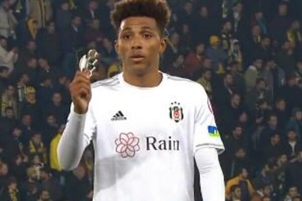 KO JE DONEO BOKSER NA FUDBALSKU UTAKMICU? Skandal u Turskoj - otimačina oko "hladnog oružja"! (VIDEO)