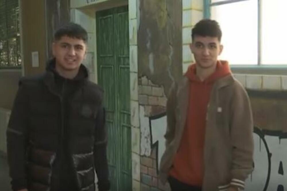 AVGANISTANAC DAUD I SIRIJAC HALIL DELE ĐAČKU KLUPU U BEOGRADU: Povezalo ih izbeglištvo, sada su DRUGARI (FOTO)