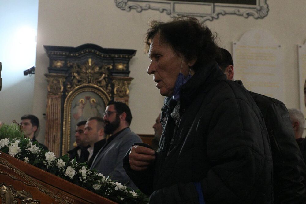 Žena celiva ikonu