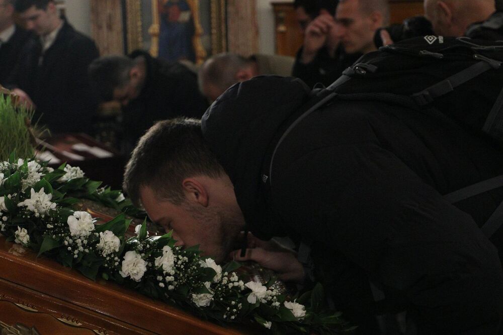 Mladić celiva ikonu