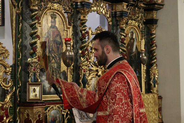 NAŠI SVEŠTENICI PRISTAJU DA ODRŽE PARASTOS I NEKRŠTENIMA, A NE SMEJU? Za to DOBRO UDARE po džepu, evo i koliko