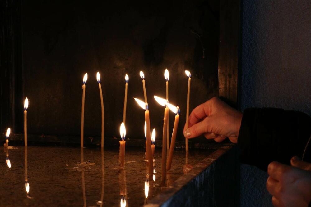 Paljenje sveće u crkvi