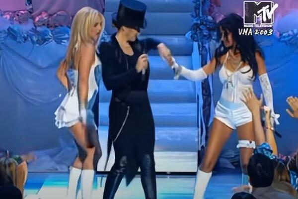 POZNATA PEVAČICA (64) SMUVALA MIŠIĆAVOG BOKSERA ( 29) PA GA JAVNO POKAZALA: On izgleda kao MILION DOLARA (FOTO)