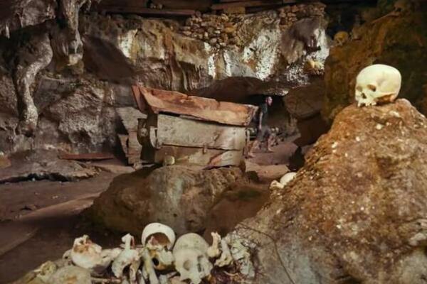 JEZIVI NARODNI OBIČAJ ZA KOJI MALO KO ZNA: Grobovi se otvaraju, MRTVI se "druže" sa živima (VIDEO)