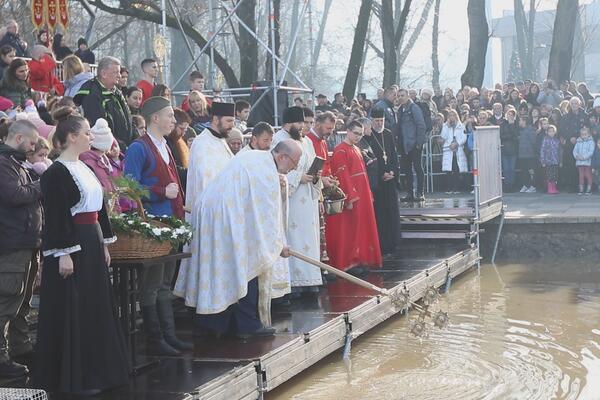 REKORDAN BROJ TAKMIČARA USKOČIO U LEDENU MORAVU, MEĐU NJIMA I DEVOJKE: Ovaj mladić je 6. put doplivao do KRSTA!