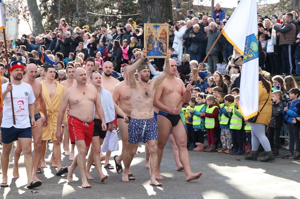 BARJAK I IKONA BOGOJAVLJENJA U RUKAMA: Učesnici plivanja za ČASNI KRST U ZEMUNU (FOTO)