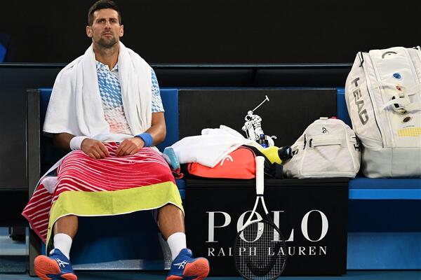 MOMENAT KOJI JE SVE ZABRINUO: Đoković morao da napusti teren, vratio se sa bolnom grimasom! (VIDEO)