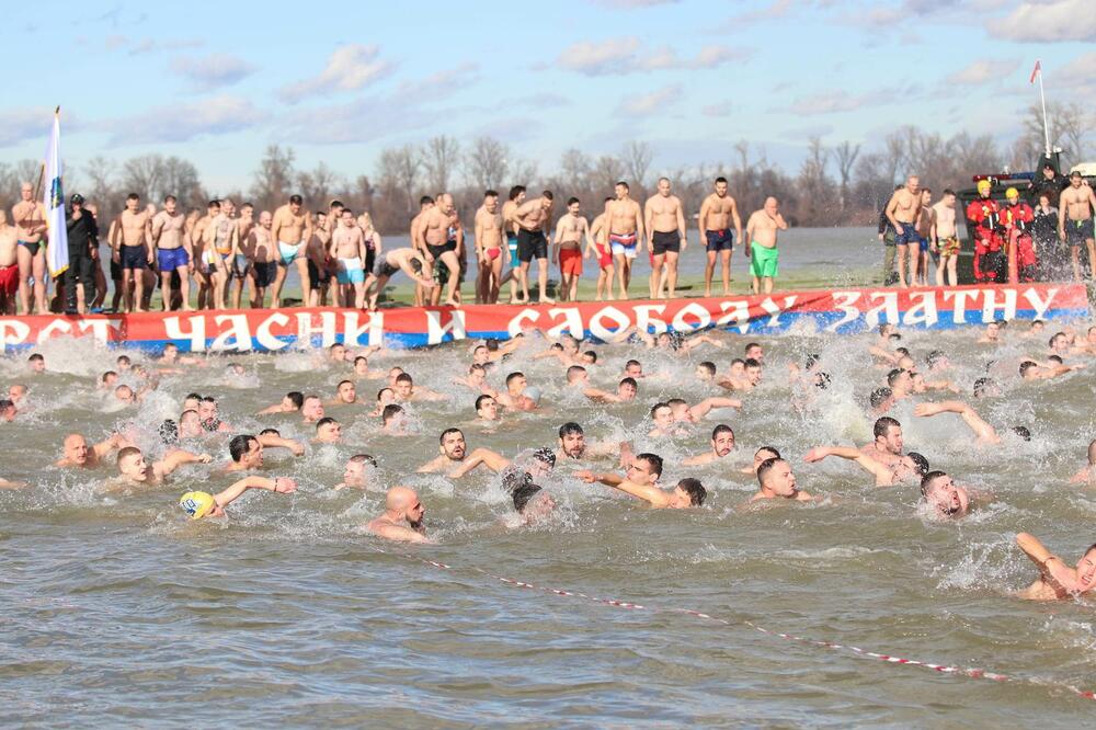 ZA ŠTA SE KORISTI BOGOJAVLJENSKA VODICA? Obavezno je uzmite iz crkve, a u NEVOLJAMA se uzima na OVAJ NAČIN