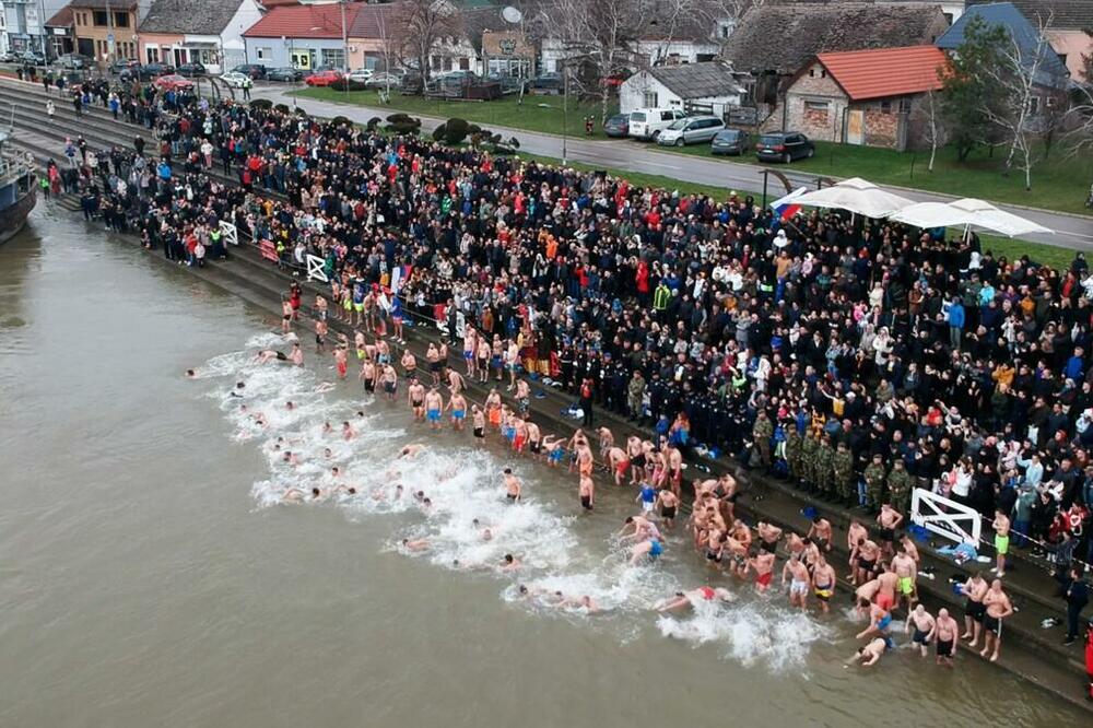 PLIVANJE ZA ČASNI KRST U SREMSKOJ MITROVICI ODRŽANO I OVE GODINE: Tradicija na praznik Bogojavljenja ISPOŠTOVANA