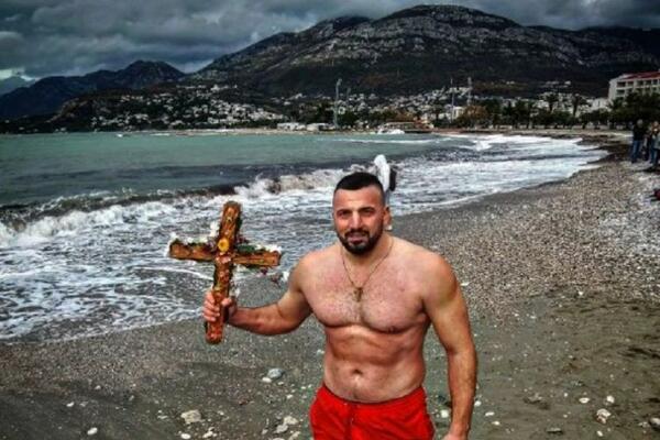 VLADIMIR TOMOVIĆ PLIVAO ZA ČASNI KRST: Bivši zadrugar poslao jasnu PORUKU svima