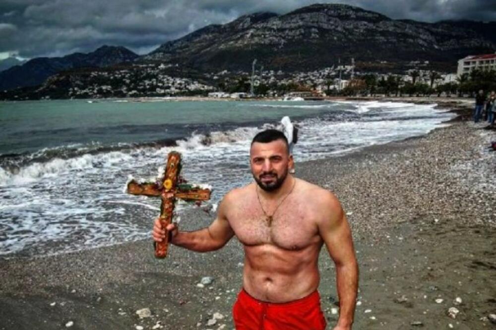 VLADIMIR TOMOVIĆ PLIVAO ZA ČASNI KRST: Bivši zadrugar poslao jasnu PORUKU svima