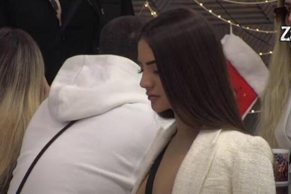 ANĐELA NA STUBU SRAMA! Shvatila šta je PRIREDILA PORODICI, ne može da ZAUSTAVI SUZE