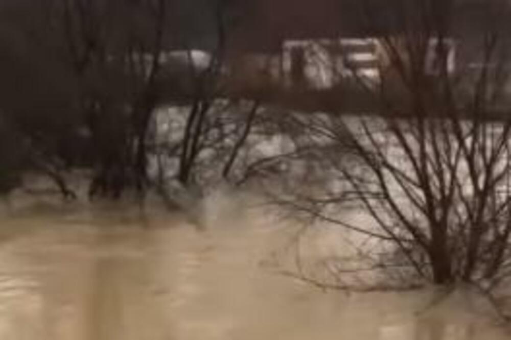 PODIVLJALI IBAR NOSI CELU KUĆU, VIRI SAMO KROV: Uznemirujući snimak sa poplavljenog područja! (VIDEO)