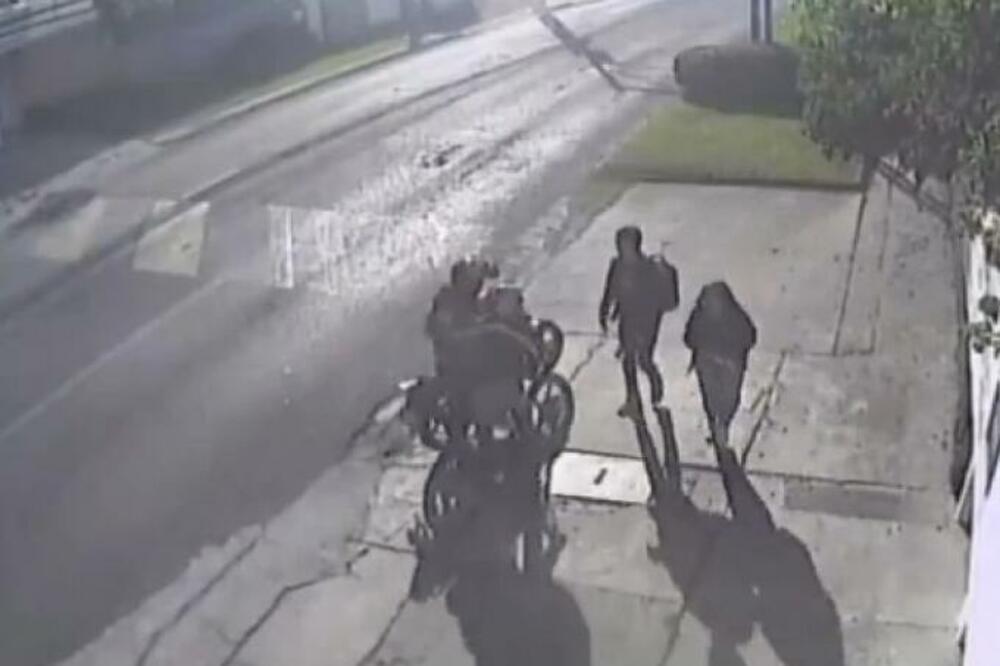 LOPOVI HTELI DA OPLJAČKAJU PAR, PA OSTALI UNAKAŽENI: Ovo nisu ni SANJALI, jedva izvukli ŽIVU GLAVU (VIDEO)