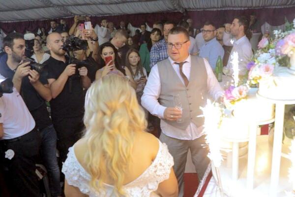 MORAO JE DA DRŽI PETLA NA SVADBI! Voditelj RTS DOŽIVEO NEVEROVATNU SCENU, kamera sve SNIMILA ! (FOTO)
