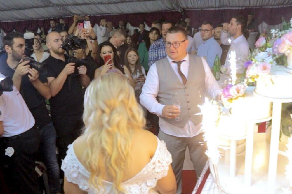 MORAO JE DA DRŽI PETLA NA SVADBI! Voditelj RTS DOŽIVEO NEVEROVATNU SCENU, kamera sve SNIMILA ! (FOTO)