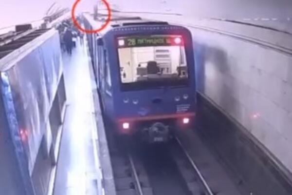 MALOLETNIK UHAPŠEN, STRAŠAN SNIMAK ISPLIVAO NA DRUŠTVENE MREŽE: Povod njegovog divljanja je KRAJNJE BIZARAN (VIDEO)