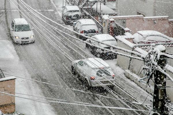 ZIMSKE GUME SADA NISU OBAVEZNE, ALI SU PREPORUČLJIVE: Sneg napravio HAOS u saobraćaju, NESREĆE SE SAMO NIZALE