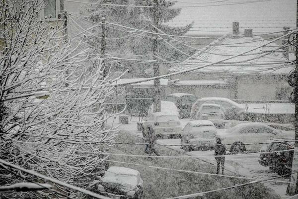 U SRBIJI JE NA SNAŽI NARANDŽASTI METEO-ALARM: Sneg veje širom zemlje, zbog VETRA otežan saobraćaj