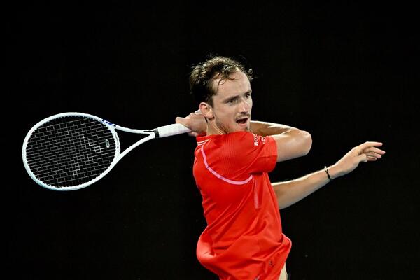 UPOZORENJE ZA ĐOKOVIĆA! Medvedev zbrisao rivala na startu u Dubaiju!