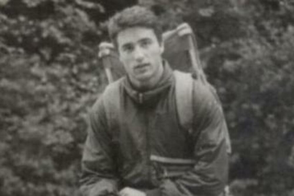 DA LI MOŽETE DA PRETPOSTAVITE KO JE MLADIĆ SA SLIKE? Danas je MEGA popularan i pravi je MILJENINIK žena