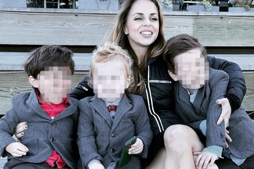 Ana Volš sa decom