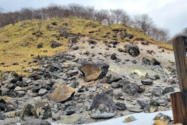 PUKLA STENA ZA KOJU SE VERUJE DA UBIJA SVAKOGA KO JE DODIRNE: Ljudi drhte od STRAHA, unutra se krije ZLA SILA? FOTO