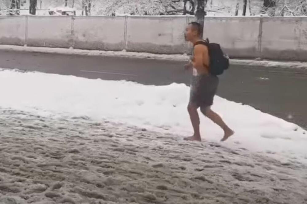 POLUGO MUŠKARAC PROŠETAO KROZ CENTAR GRADA: Potpuno bos i BEZ majice, GRAĐANI U NEVERICI! (VIDEO)