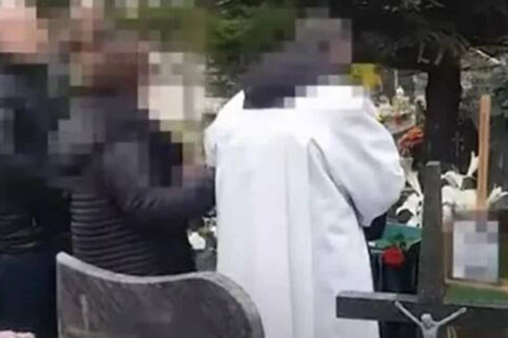 PIJANI POP SE SRUŠIO NA GROB POKOJNIKA: Sve je snimljeno, video nije baš za svakoga!