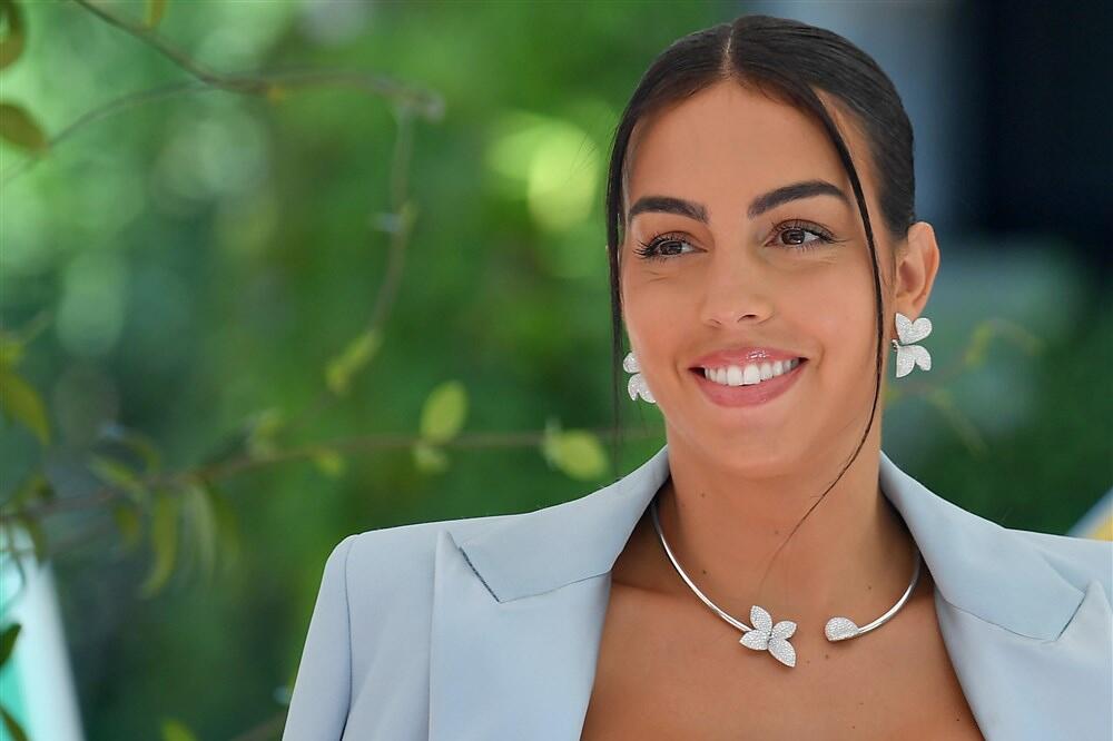 LEPA JE KAO SAN, A TEK DA JOJ VIDITE ROĐENU SESTRU! NE RAZDVAJAJU SE, BAŠ SU BLISKE: Georgina je prava SREĆNICA