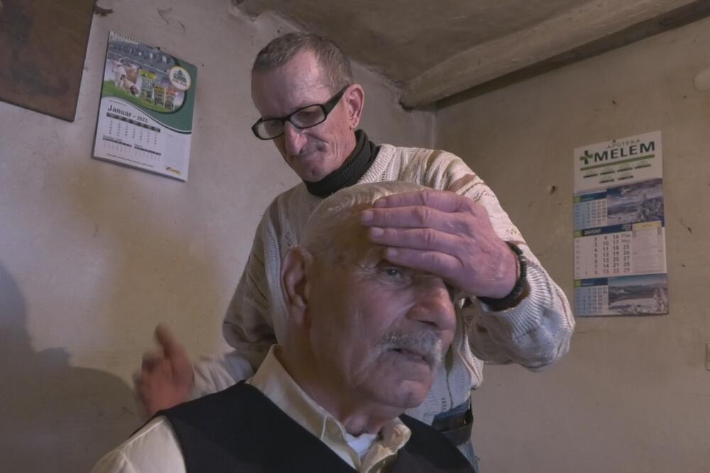 MILADIN JE NAJPOZNATIJI SEOSKI LEKAR U SVOM KRAJU: Ispred njegove "ordinacije" su često redovi i svi bi da ih LEČI