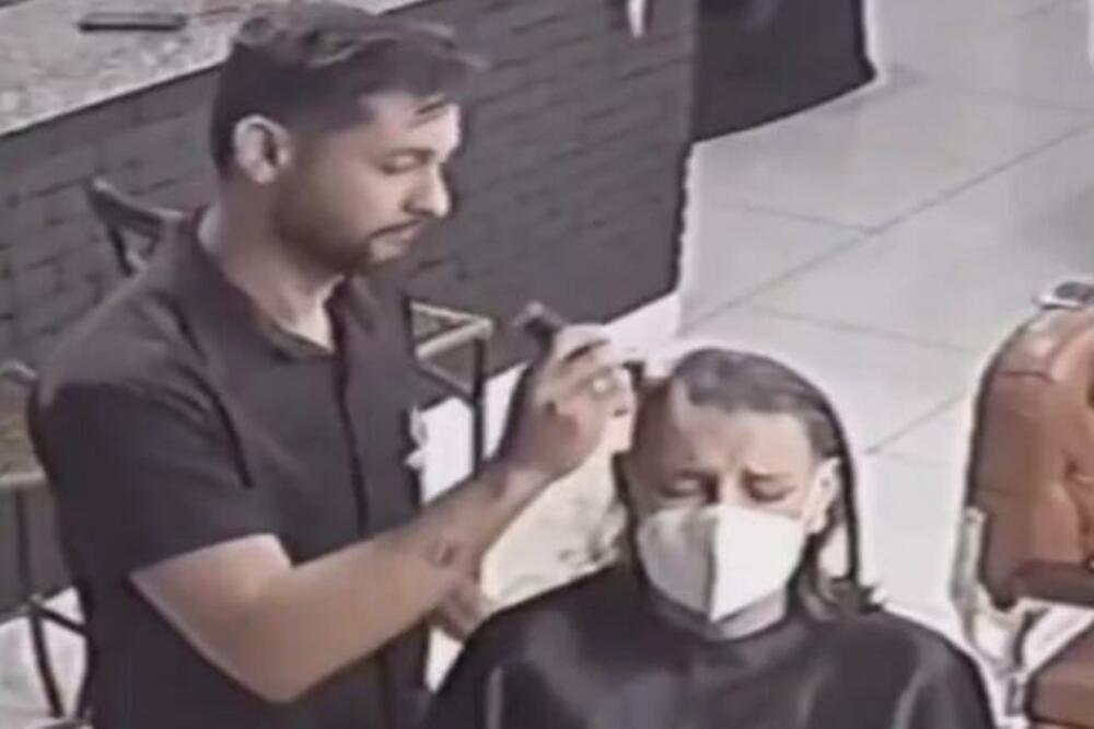 DEVOJKA OBOLELA OD RAKA DOŠLA KOD FRIZERA, ONO ŠTO JE ON UČINIO RASPLAKALO SVE: Zbog ovog ćete GUTATI KNEDLE! VIDEO