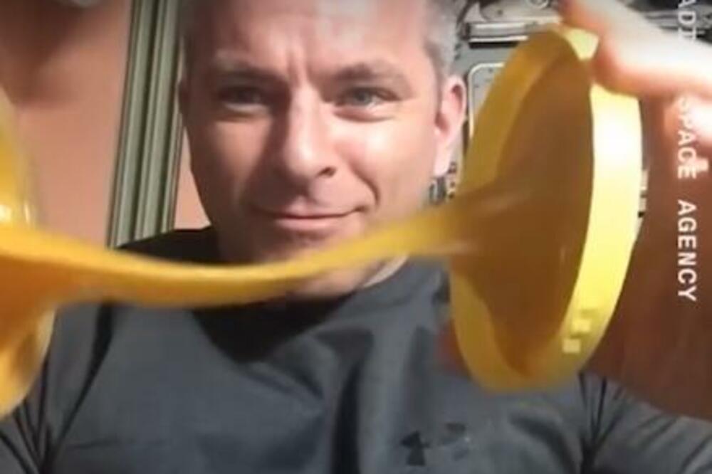 ASTRONAUT POKAZAO ŠTA SE DEŠAVA SA TEGLOM MEDA U SVEMIRU: Prizor je NADREALAN, SNIMAK VIDELO 50 MILIONA LJUDI