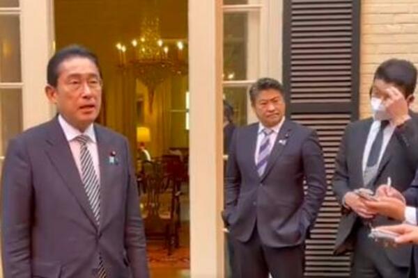 MAJKA MU PORUČILA DA GA SE STIDI! Zbog poteza japanskog premijera GORE MREŽE, pljušte KRITIKE sa svih STRANA! VIDEO