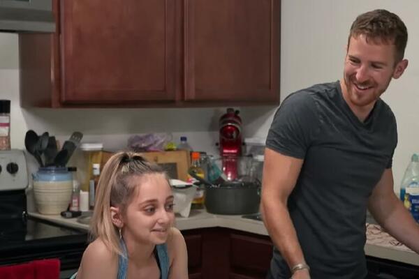 SMUVAO DEVOJKU KOJA IZGLEDA KAO OSMOGODIŠNJE DETE: Ljudi ga RAZAPINJU na mrežama, optužuju ga da je PEDOFIL (FOTO)