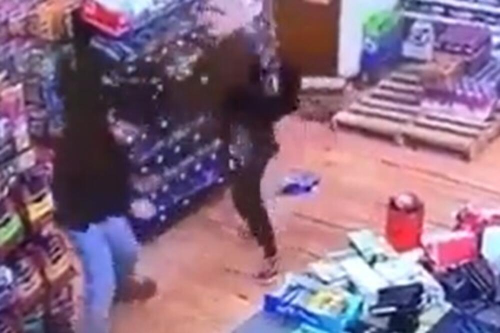 ŽESTOKA MAKLJAŽA U PRODAVNICI: Plavuša je vratila na FABRIČKA PODEŠAVANJA, razbila je od BATINA (VIDEO)