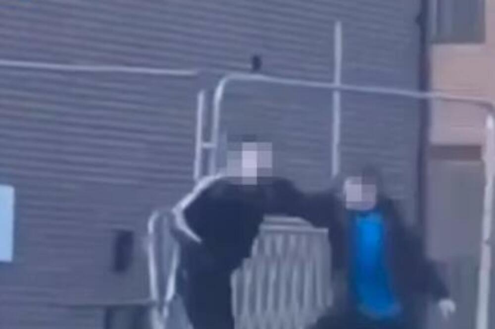 VRŠNJACI BRUTALNO IZBOLI TINEJDŽERA (15) USRED BELA DANA: Njegov mlađi brat gledao SVE (UZNEMIRUJUĆ VIDEO)