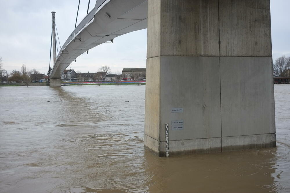 U SREMSKOJ MITROVICI PROGLAŠENO STANJE REDOVNE ODBRANE OD POPLAVA: Sava je ovde poprilično BRZA I USKA (VIDEO)