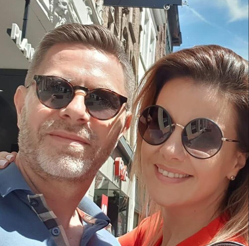 Majin muž Aleksandar Saša Nikolić od nje je stariji 10 godina, a upoznali su se u avionu, na putu za Atinu. 