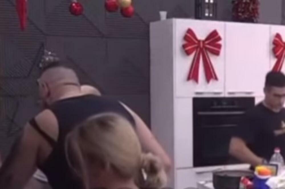 ČEKA SE KAZNA VELIKOG ŠEFA!? Car KRVNIČKI nasrnuo na MALOLETNU Valentinu, pa je PLJUNUO U LICE, UŽAS (VIDEO)