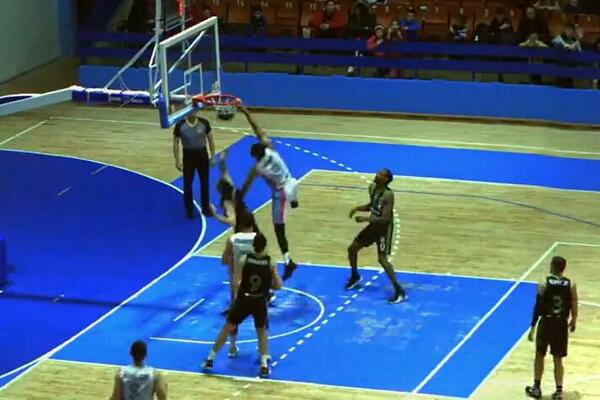 MONSTRUOZNO ZAKUCAVANJE: Amerikanac podigao publiku na noge, bukvalno je ugurao loptu u koš! (VIDEO)