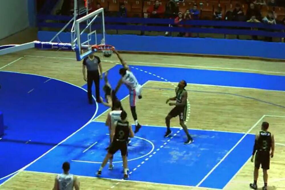 MONSTRUOZNO ZAKUCAVANJE: Amerikanac podigao publiku na noge, bukvalno je ugurao loptu u koš! (VIDEO)