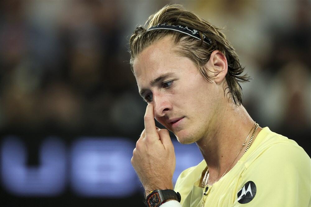 TUŽAN KRAJ AUSTRALIJSKE BAJKE ZA KORDU: Hit Ozi opena predao meč zbog povrede, Rus je prvi polufinalista!