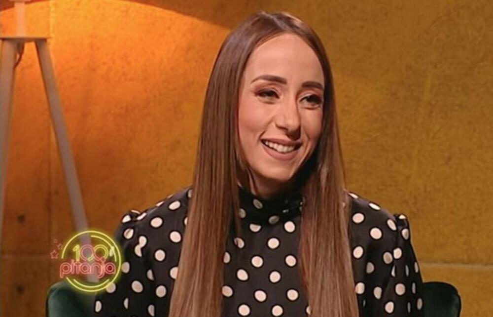 Zaposlila se kao stjuardesa i nekoliko godina živela je van Srbije