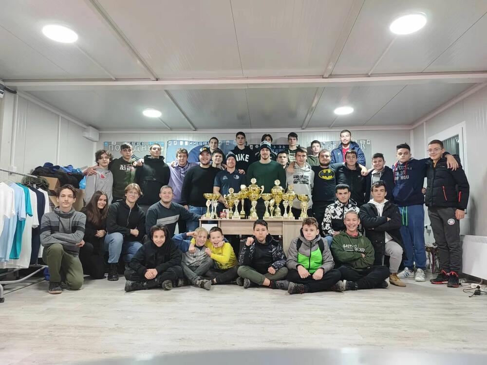 Mlade nade Ragbi kluba Rad sa osvojenim trofeijma u 2022.