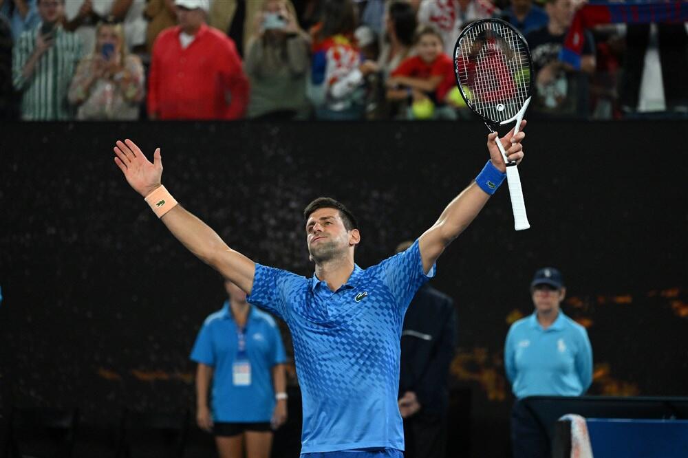 BAKA JE APSOLUTNI HIT: Sa srpskom trobojkom SKAKALA od sreće zbog Đokovića! (VIDEO)