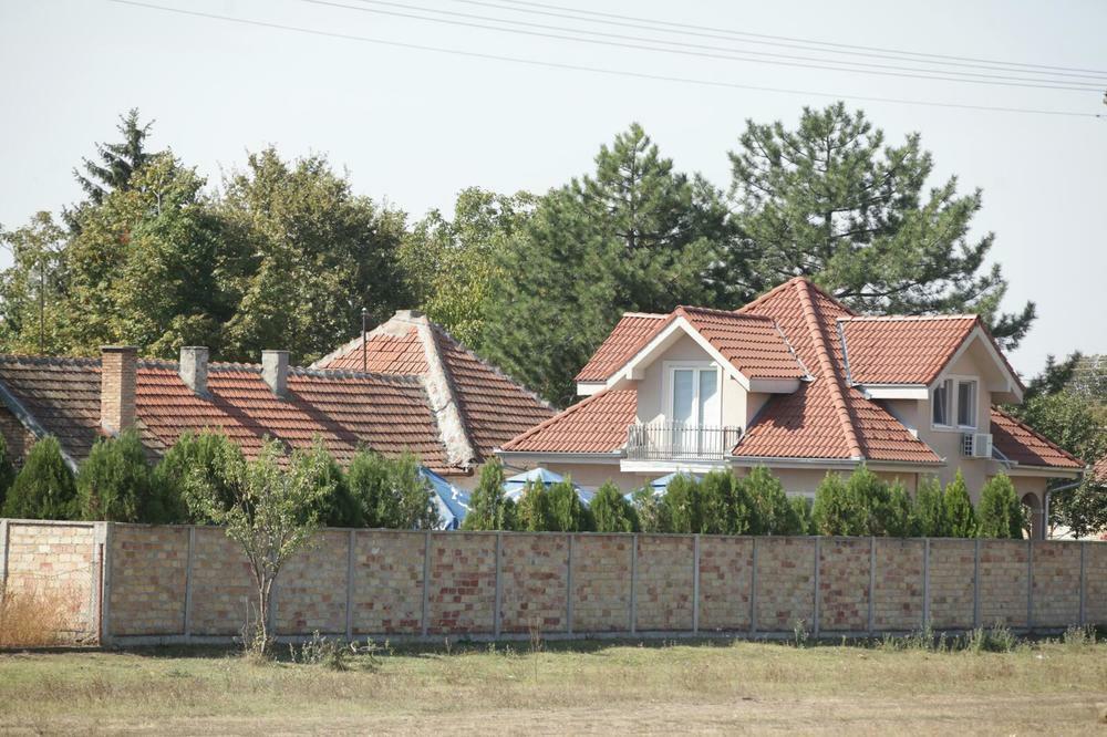 Trošna kuća Duška Tošića, bila je dom ispunjen toplinom, ali su uslovi za život u njoj bili teški.