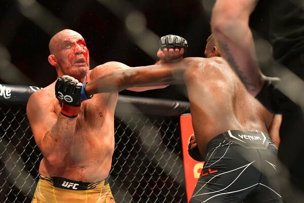PROMENIO MU LIČNI OPIS: UFC borac primio 200 udaraca u glavu, slika iz bolnice je JEZIVA! Odmah se penzionisao FOTO