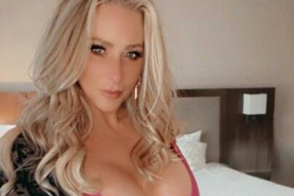 "JA NE ZASLUŽUJEM MANJE": Majka u 5 deceniji života izlazi sa MOMCIMA koji su MLAĐI OD NJENOG SINA (VIDEO)