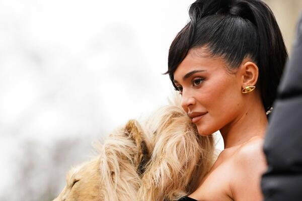 KAJLI DŽENER SA LAVOVSKOM GLAVOM NIJE NAJŠOKANTIJE ŠTO STE VIDELI: Malo ko je obratio pažnju na OVU ŽENU